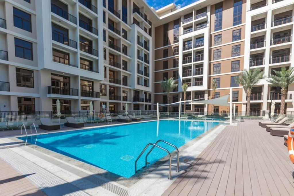 Lovely Calm 3br Easy Accessibility To With Huge Balcony And Pool View Town Square Appartement *